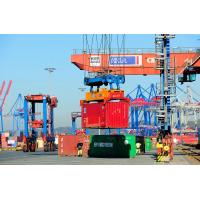 4968_0805 Containertransport und Verladung der Metallbox auf einen Güterzug. | Container Terminal Burchardkai CTB